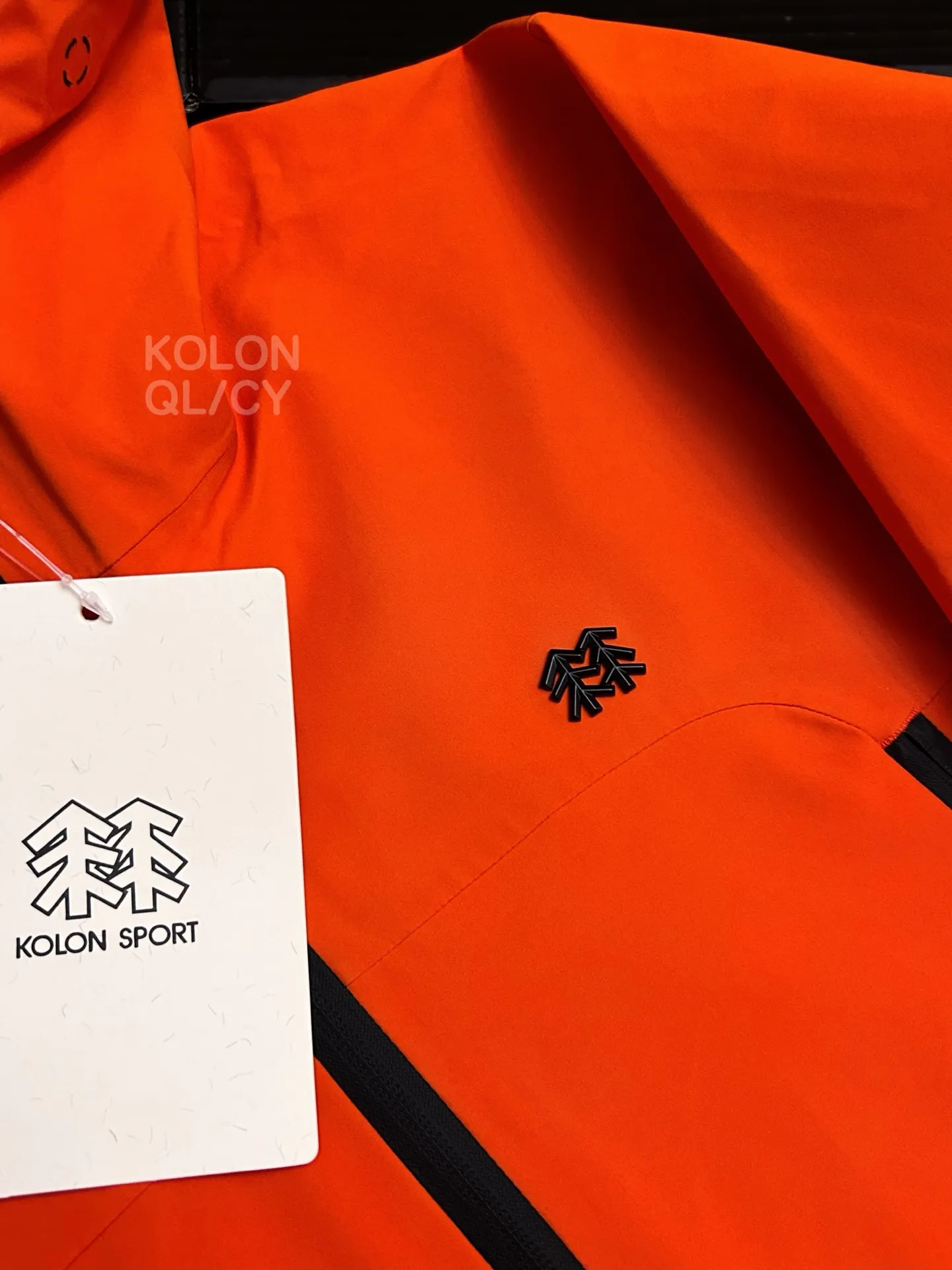 G 19 top version KOLON SPORT outdoor mountaineering and hiking outdoor waterproof jacket, new product from the Same Style Series for men and women, full of texture, showing the charm of mountain style wear to the fullest, interpreting different styles in multiple scenes, highlighting the fashion and practicality of the item. Quality, design and streamlined concepts have created its good performance and can meet the needs of use in harsh environments. Fabric + features: ✅Double splicing imported 3-layer laminated glue 3l gore-tex Composite fabric ✅gore-tex waterproof, windproof, Breathable, lightweight, tear-resistant Wear-Resistant, Breathable 5000➕. ✅ It adopts advanced Premium outdoor full-body gluing and splicing, and the interior is made of imported Rejoice yarn. The workmanship is also neat, which further tests Factory technology. ✅ Blending outdoor technology with urban aesthetics, the Sport Camping Series is versatile and high-performance for a variety of activities and environments. ✅Hood design with adjustable drawstring, warm and compatible with drop hood™, curved brim, better windproof and rainproof without covering eyes ✅Mesh separation inside the hand pockets, convenient for organizing items, careful design. ✅High-performance minimalist design, lightweight and Wear-Resistant. ✅Cuffs and sleeves are designed with die-cut velcro® cuff hook and loop fasteners to reduce cumbersomeness. Size: S M L Sleeve length: 61.5 63 64.5 66 67.5 69